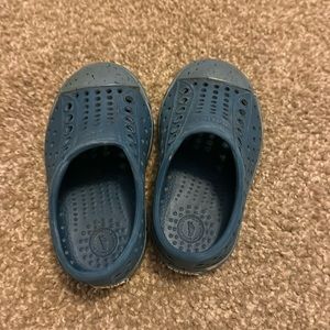 Native blue slip on rubber shoes kids size 5